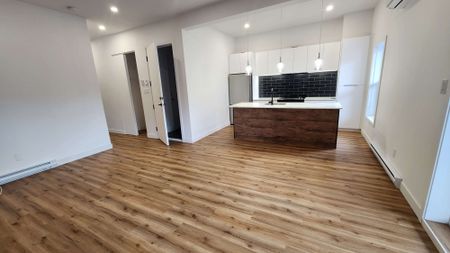 2013A rue Wellington - Beautiful 2-Bedroom Apartment for Rent - Photo 3