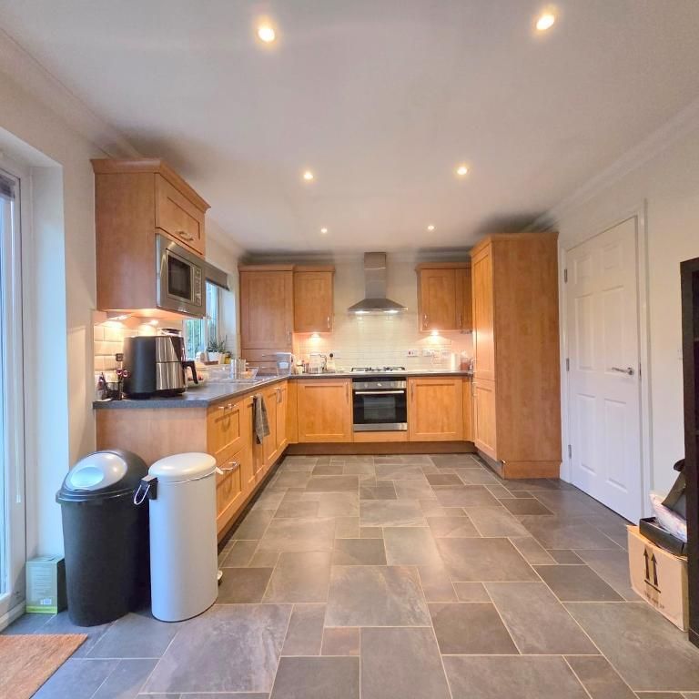 4 bedroom semi-detached house to rent - Photo 1