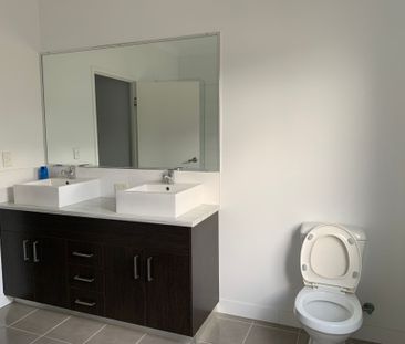 Beautiful Fully Furnished 4 Bedroom 2 Bathroom Home - Photo 3