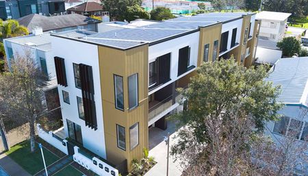Brand-New ! Exceptional 4-Bedroom Townhouse for rent in Prestigious Takapuna - Photo 2