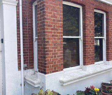 1 Bed Flat, Hove, BN3 - Photo 2