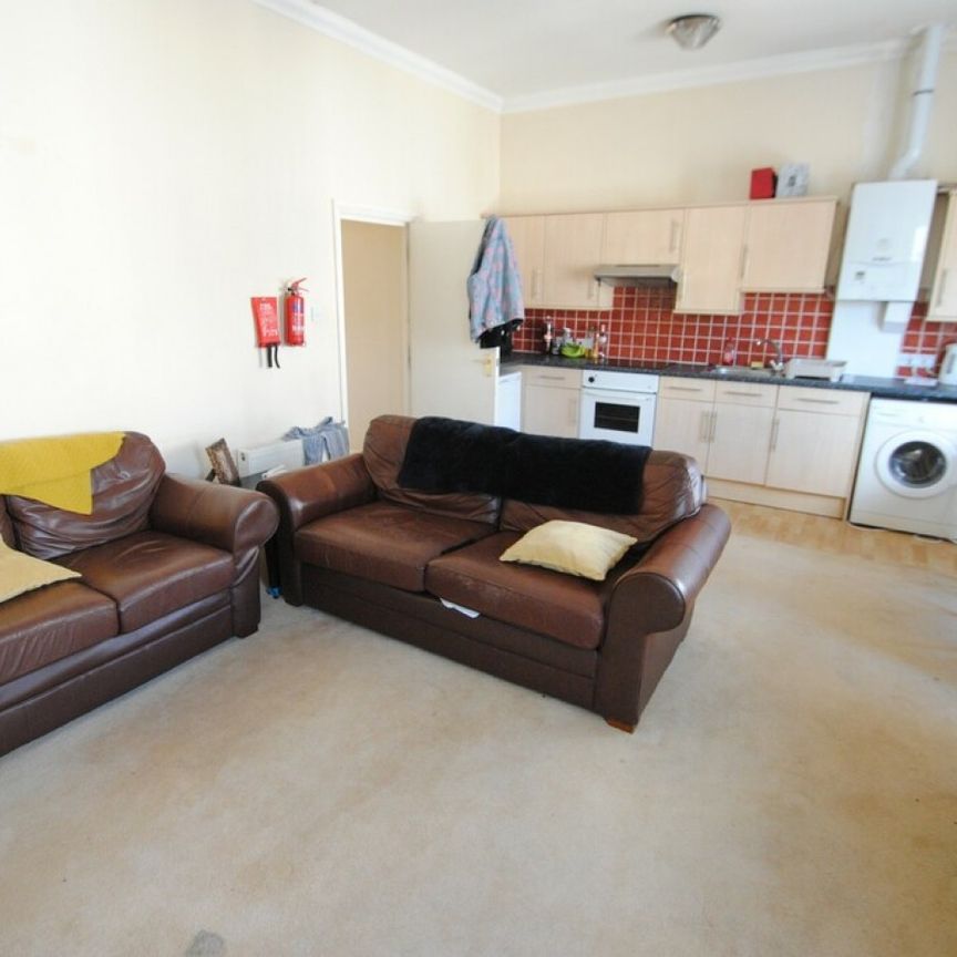 Spacious STUDENT 2 bed flat in Town Centre- Lansdowne - Photo 1