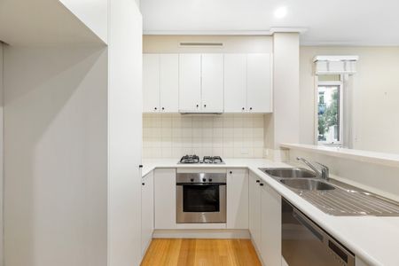 Bright Two-Bedroom Apartment with Newly Renovated Bathroom - Photo 5