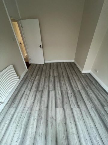 3 Bed Flat, Dunfield Road, SE6 - Photo 2