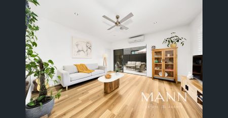 Luxurious Town Home Living, City Comfort - Photo 3