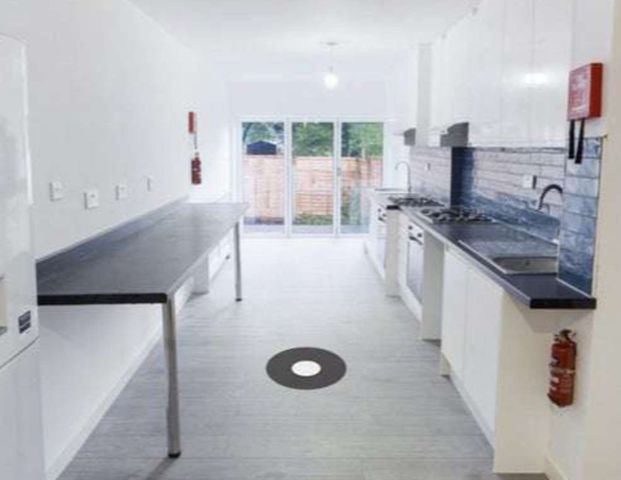 Brook Road Room 3 - Photo 1