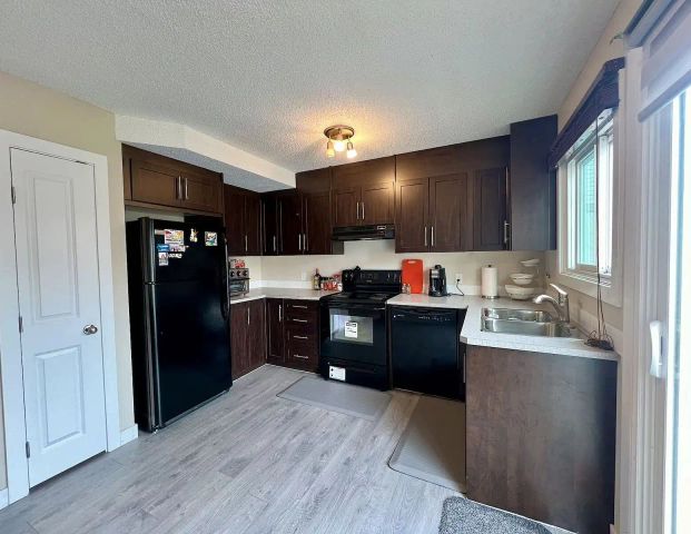 Renovated Townhouse in Deer Ridge Village – Steps from Fish Creek Park! — 2 Bedrooms Townhouse - Photo 1