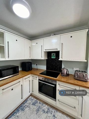 1 bedroom in a house share to rent - Photo 2