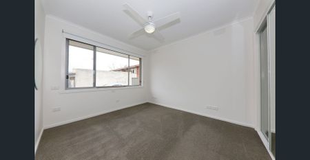 Charming unit in the heart of Ivanhoe - Photo 2