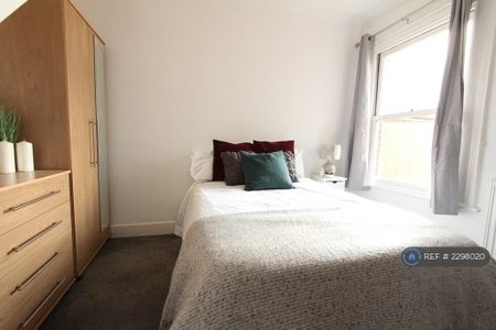 6 bedroom terraced house to rent - Photo 2