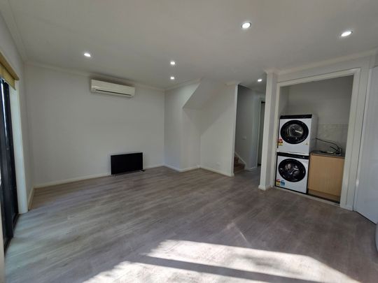 Partly Furnished Townhouse Walking Distance to Monash Uni - Photo 1
