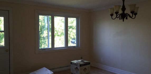 CHATEAUGUAY 5 1/2 HAUT DUPLEX BIEN SITUEE, PLANCHERS BOIS FRANC. 514-567-1848 - Photo 2