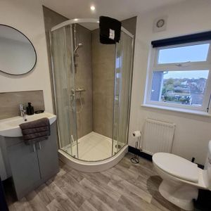 1 bedroom in a house share to rent - Photo 3