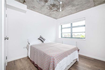 A delightful top floor three bedroom apartment. - Photo 3