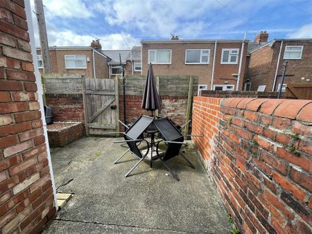 2 bedroom terraced house to rent - Photo 4