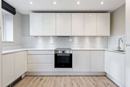 Forming part of an impressive building, this exceptionally stylish apartment has been finished to a very high specification throughout - Photo 5