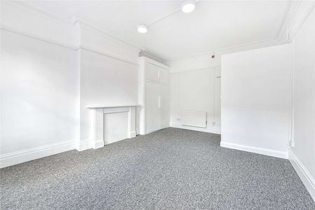 A brilliant studio flat in a prime South Kensington location with shared bathroom facilities. - Photo 4