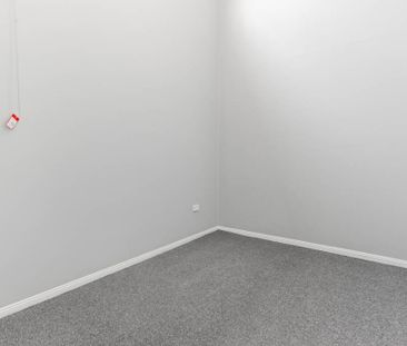 Coastal Convenience - Quiet Top-Floor Living - Photo 2