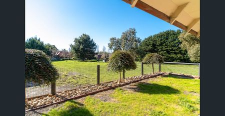 - COUNTRY LIVING - - Photo 2