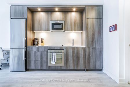 For Lease - 30 Inn On The Park Drive Unit# 402, Toronto, Ontario - Photo 2