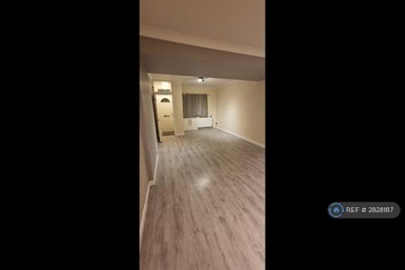 3 bedroom flat to rent - Photo 2