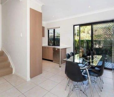 Conveniently located 2-story townhouse. - Photo 4