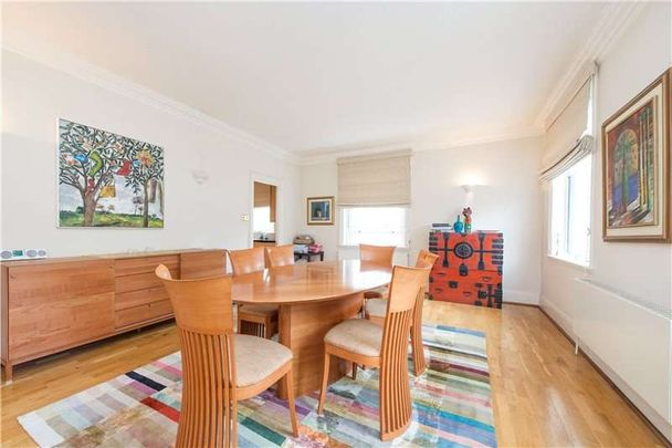 A very spacious four bedroom family flat with excellent reception space. Highly recommended. - Photo 1