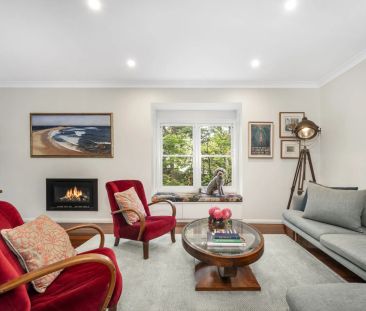 Charming Family Living in Peaceful, Leafy Cul-de Sac - Photo 1