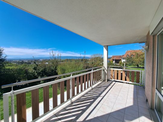 Spacious and bright 3.5p with balcony and fireplace for rent in Crissier - Photo 1