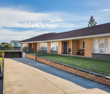 Spacious 2 bedroom unit in a pristine location! - Photo 6