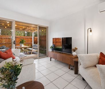 Stylish Parkside Townhouse Offering Comfort, Privacy & Convenience! - Photo 5