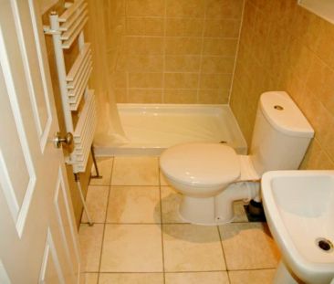 Double bedroom in 4-bedroom house near Platt Fields Park - Photo 6