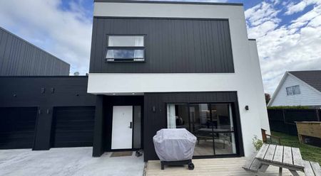 Stunning Three Bedroom in Sought After Queenwood - Photo 5