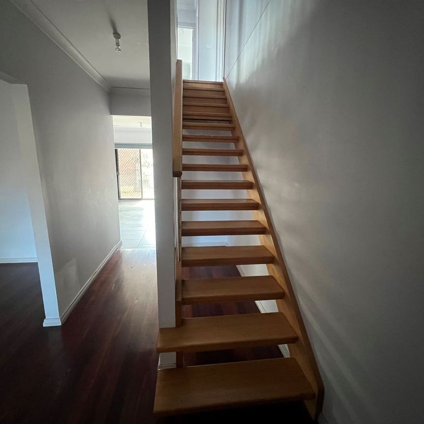 Spendid 3Br Townhouse in Sunshine West! - Photo 1