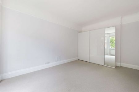 Beautiful 4 bedroom, 3 bathroom apartment with double reception and west-facing balcony. With views towards the Cathedral it enviably located in the heart of Westminster. - Photo 4