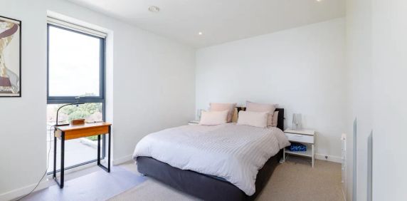 3 bedroom flat in London - Photo 2