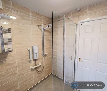 1 bedroom in a house share to rent - Photo 2