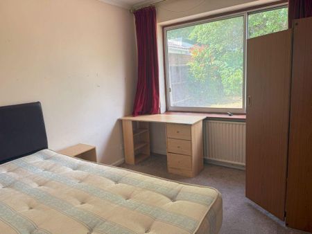 5 bedroom bungalow to rent - Photo 4