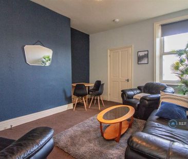 1 bedroom in a flat share to rent - Photo 2