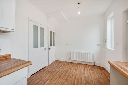 3 bed terraced house to rent in Third Avenue, Bury, BL9 - Photo 3