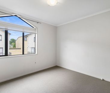 3 bedroom town house in Te Atatu - Photo 2