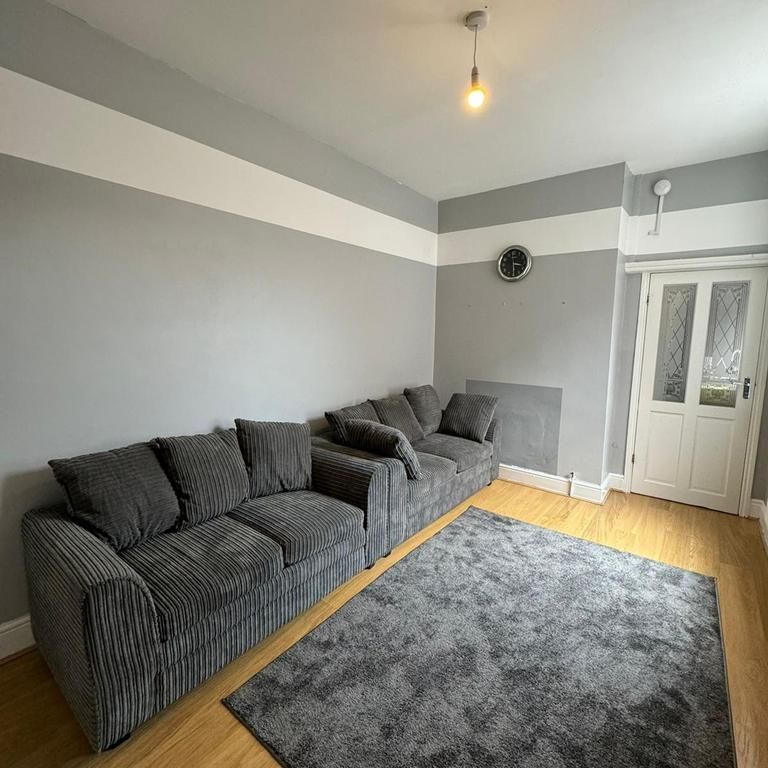 1 bedroom in a house share to rent - Photo 1