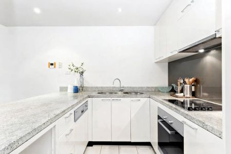 Stunning oversized apartment in a peaceful pocket of Richmond! - Photo 2