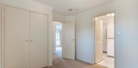 Charming 3-Bedroom Family Home in Prime Location - Photo 2