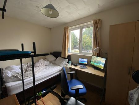 5 bedroom semi-detached house to rent - Photo 2