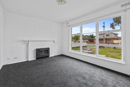 Spacious Family Home in a Prime Hadfield Location - Photo 4