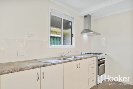 Conveniently Located Villa - Photo 2