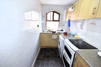 2 bedroom Flat in Riverside Court, Leeds - Photo 4