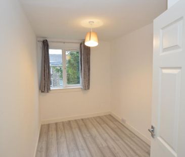 3 bedroom flat to rent - Photo 2