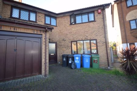 To Rent Baverstock Road, Talbot Village, Poole, BH12 £3,120 pcm Tenancy Info - Photo 4